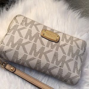 authentic Michael Kors wallet (used)